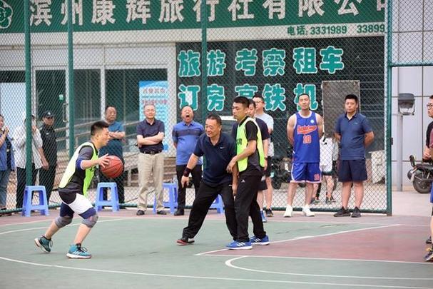 与此同时